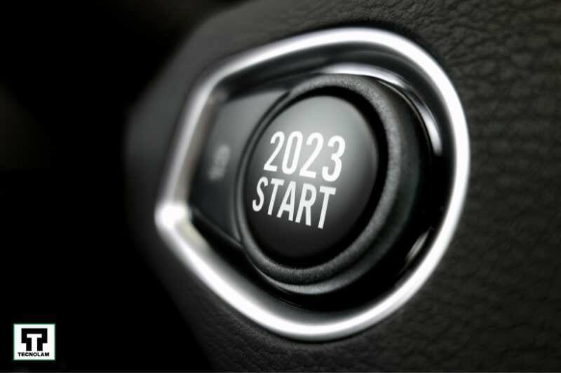pulsante accensione furgone con scritto start 2023