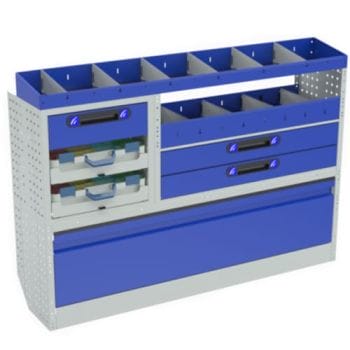 Allestimento luxury, SX con copri passaruota ad anta-basculante blu, cassettiere con cassetti blu, scaffalature con valigie in plastica trasparenti, scaffalature con contenitori asportabili per veicoli PEUGEOT PARTNER L1.