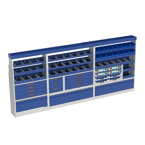 Allestimento luxury, sinistra con copri passaruota ad anta-basculante blu, cassettiere con cassetti blu, scaffalature con valigie in plastica trasparenti, scaffalature con contenitori asportabili gialli per veicoli Iveco Daily L4H2.