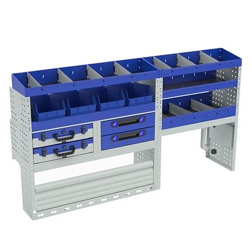 Allestimento interno confort, sinistro per con copri passaruota con antina di chiusura, copri passaruota con kit ferma valigia, con scaffalatura con cassetti colore blu, scaffalature con contenitori asportabili di colore giallo e blu, con scaffalatura con divisori e scaffalatura terminale per furgoni Volkswagen Caddy L2 Maxi.