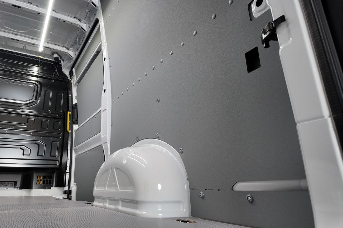 Interno di un furgone vuoto con protezioni in polipropilene della fiancata destra 