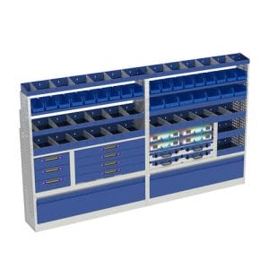 Allestimento luxury, sinistra con copri passaruota ad anta-basculante blu, cassettiere con cassetti blu, scaffalature con valigie in plastica trasparenti, scaffalature con contenitori asportabili gialli per veicoli Iveco Daily L3H2.