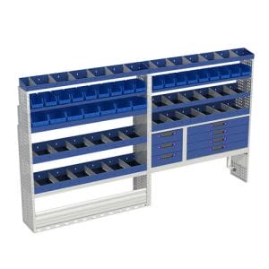 Allestimento interno confort, sinistro per con copri passaruota con antina di chiusura, copri passaruota con kit ferma valigia, con scaffalatura con cassetti colore blu, scaffalature con contenitori asportabili di colore giallo e blu, con scaffalatura con divisori e scaffalatura terminale per furgoni Iveco Daily L3H2.