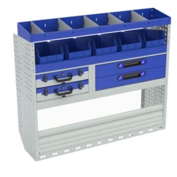 Allestimento interno confort, sinistro per con copri passaruota con antina di chiusura, copri passaruota con kit ferma valigia, con scaffalatura con cassetti colore blu, scaffalature con contenitori asportabili di colore giallo e blu, con scaffalatura con divisori e scaffalatura terminale per furgoni PEUGEOT PARTNER L1.